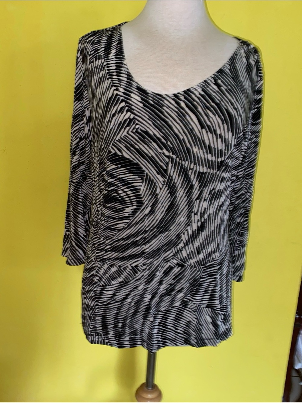 Chico's Black & White Abstract Wave Long Sleeve Top